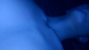 Primo dogging di una fidanzata toccata e sborrata dai guardoni nel parcheggio e filmata dal cuckold